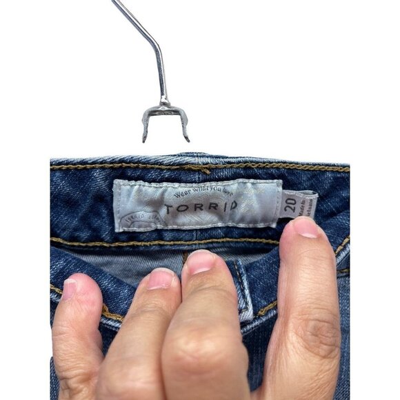 Torrid Distressed Fringe Lace Denim Shorts Plus Size 20 - Picture 4 of 7